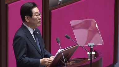 [정치 ON] 이 대통령 시정연설에 민주 '기립박수'...텅 빈 '107석'