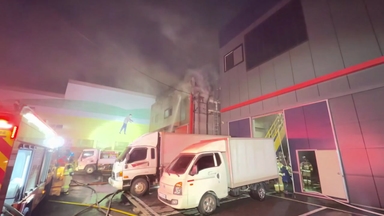 인천 송림동 용접공장 불...5명 긴급 대피