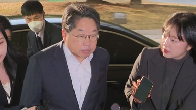 [현장영상+] 노만석 대행 출근...취재진 질문에 묵묵부답