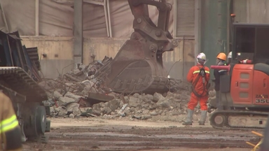 매몰자 2명 아직 잔해 속에...중장비 동원 '총력전'