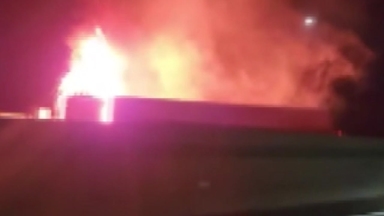 화물차 가드레일 충격 후 화재...운전자 1명 경상