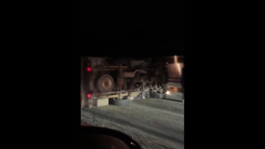 중부고속도로에서 1톤 트럭 넘어져..."뒷바퀴 구멍"