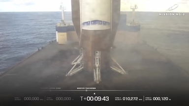 베이조스와 머스크의 민간 '우주 전쟁'...수직착륙·위성인터넷 막상막하