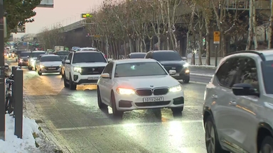 '기습 폭설'로 곳곳 빙판길...출근길 교통 혼잡 우려
