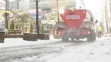 수도권 첫눈에 교통대란...제설작업에도 도로 곳곳 '혼잡'