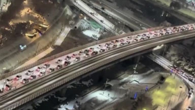 수도권 첫눈에 교통대란...제설작업에도 '속수무책'