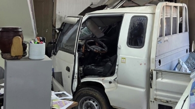 충남 당진 부동산 사무실로 1톤 화물차 돌진...4명 경상