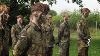 독일 하원, '준징병제' 병역법 개정안 통과...학생 단체 "병역 반대" 시위