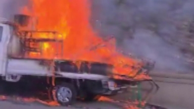 달리던 트럭 적재함에서 불...인근 야산으로 번져