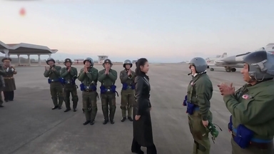 잠행 깨고 '거수경례' 받은 주애..."후계구도에 한 발 더"