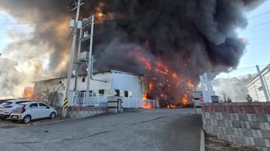 경북 칠곡 섬유 공장에서 불...3시간 만에 큰 불길 잡아