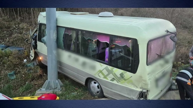 도로 이탈한 교회 버스가 표지판 들이받아...9명 부상