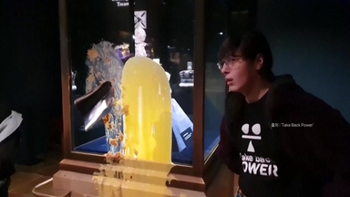 영국 런던탑 왕관 진열장에 음식 투척 시위...4명 체포