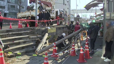 [단독] 만취 BMW, 인도 돌진해 전신주 충격...동승자는 도주