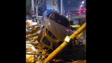 [단독] 만취 BMW, 중앙선 넘어 인도로 돌진...동승자 도주