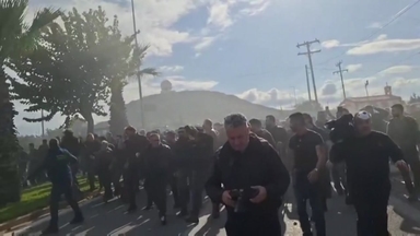 그리스 농민 시위 격화...도로·공항 막고 경찰차 전복