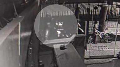 헬멧 쓰고 둔기로 '퍽퍽'...CCTV 포착된 금은방 절도범