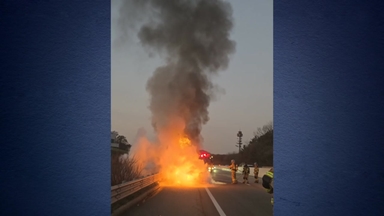 중부내륙 여주분기점에서 승용차 불...3명 대피