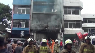자카르타 빌딩서 폭발음과 함께 화재...임신부 포함 22명 사망