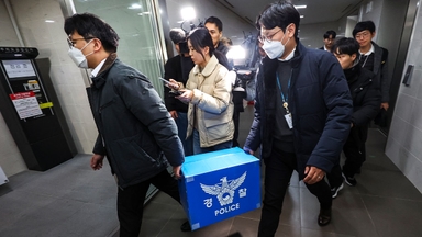 경찰, 쿠팡 이틀째 압수수색..."전직 직원 피의자 적시"