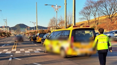 자전거 타던 중학생, 학원 승합차에 치여 숨져