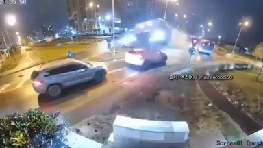 [나우쇼츠] 하늘 나는 자동차?..."운전 중 의식 잃고 붕∼"