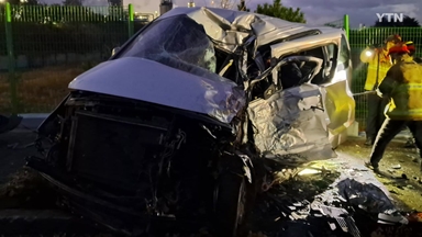 27t 탱크로리, 승합차와 충돌...1명 사망·5명 부상