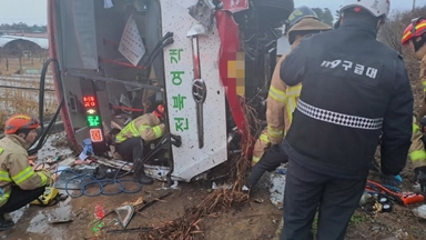 정읍서 시외버스 가드레일 뚫고 추락...4명 다쳐