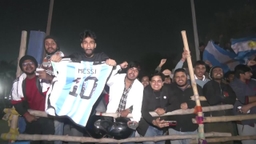 "날강두 따라가기?"...메시 팬 난동에 '아수라장'