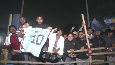 "날강두 따라가기?"...메시 팬 난동에 '아수라장'