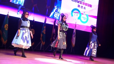 현수막이 패션쇼 작품으로...양성 평등·탄소중립 실천 여성대회