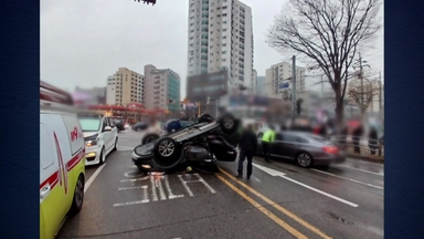 인천 부평에서 1살 아기 탄 SUV 전복...4명 부상