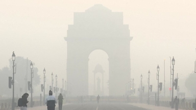 인도, 대기오염에 안개 겹쳐 앞이 '깜깜'...고속도로 사고로 13명 사망