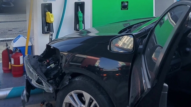 충북 청주 승용차 덤프트럭 추돌 후 주유소 돌진