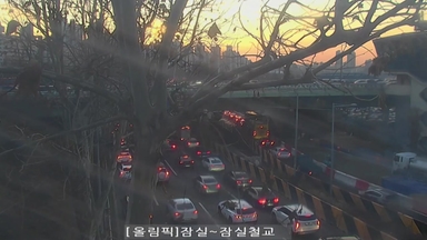 서울 잠실 공사장서 크레인 넘어져..."매몰자 1명 심정지 추정"