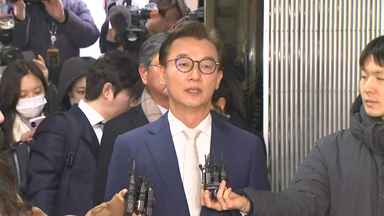 '통일교 의혹' 전재수 의원, 경찰 출석...혐의 재차 부인