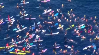[나우쇼츠] 총기 참사 닷새 만에 다시 바다로...서퍼들의 추모행사