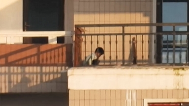 "천지개벽" 125배 당겨보니…베란다 쭈그려 앉아 용변