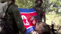 무릎 꿇은 북한군, 인공기에 뺨을…러병사와 '지뢰 제거'