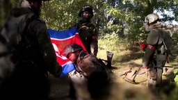 무릎 꿇고 인공기에 뺨 대더니…의식 치른 후 '지뢰 제거' 투입