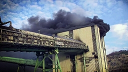 "전쟁 난 줄" 하늘 뒤덮은 검은 연기…건물 휘감고 '활활'