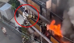 "왜 소방관을 발로 차" 여성 결국 추락…구조 영상 논란 [자막뉴스]