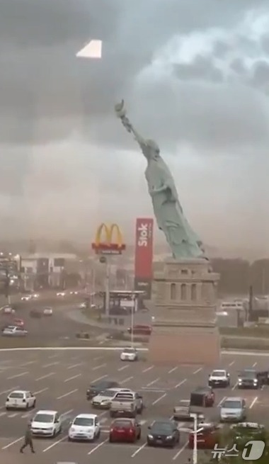 "어, 어 저게 쓰러져?"…브라질 35m '자유의 여신상' 복제품 시속 90㎞ 강풍에 꽈당
