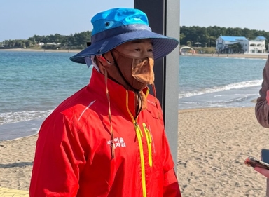 [활기찬 노인일자리] 제주 해안 뒤덮는 중국 쓰레기·마약…바다 지킴이 되다