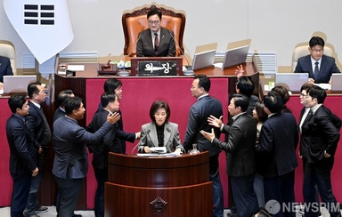 [종합] 정기국회 마지막 날까지 여야 협치 '실종'…무제한토론 중 정회 논란
