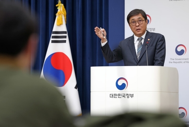 최휘영 장관 "5만석 돔 경기장 필요…구독형 영화패스 도입도 가시화"