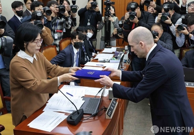 [쿠팡 정보 유출] 김범석 불출석 논란 확산…고발·국정조사·입국금지법 꺼낸 국회