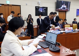 최민희 "제 잘못, 후회스럽다"…딸 결혼식 논란에 첫 사과