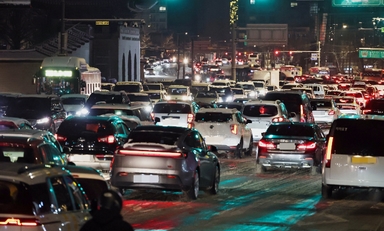 서울 '첫눈'에 112신고만 약 2천 건…빙판길 4중 추돌사고도