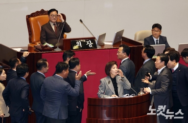 발언권 박탈에 무선마이크 찬 나경원…필리버스터 정회[영상]